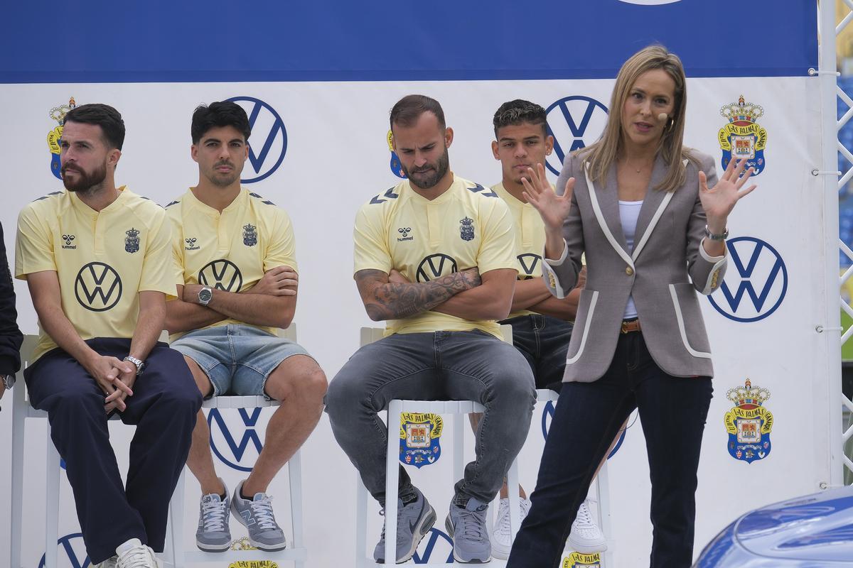 Jesé, con Magüi Melián, esta mañana, durante el acto de Domingo Alonso. A la izquierda, Kirian, Clemente y detrás, Cedeño.