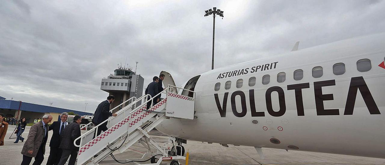 Un avión de Volotea, en el aeropuerto de Asturias, donde tiene su sede social la compañía. | Mara Villamuza