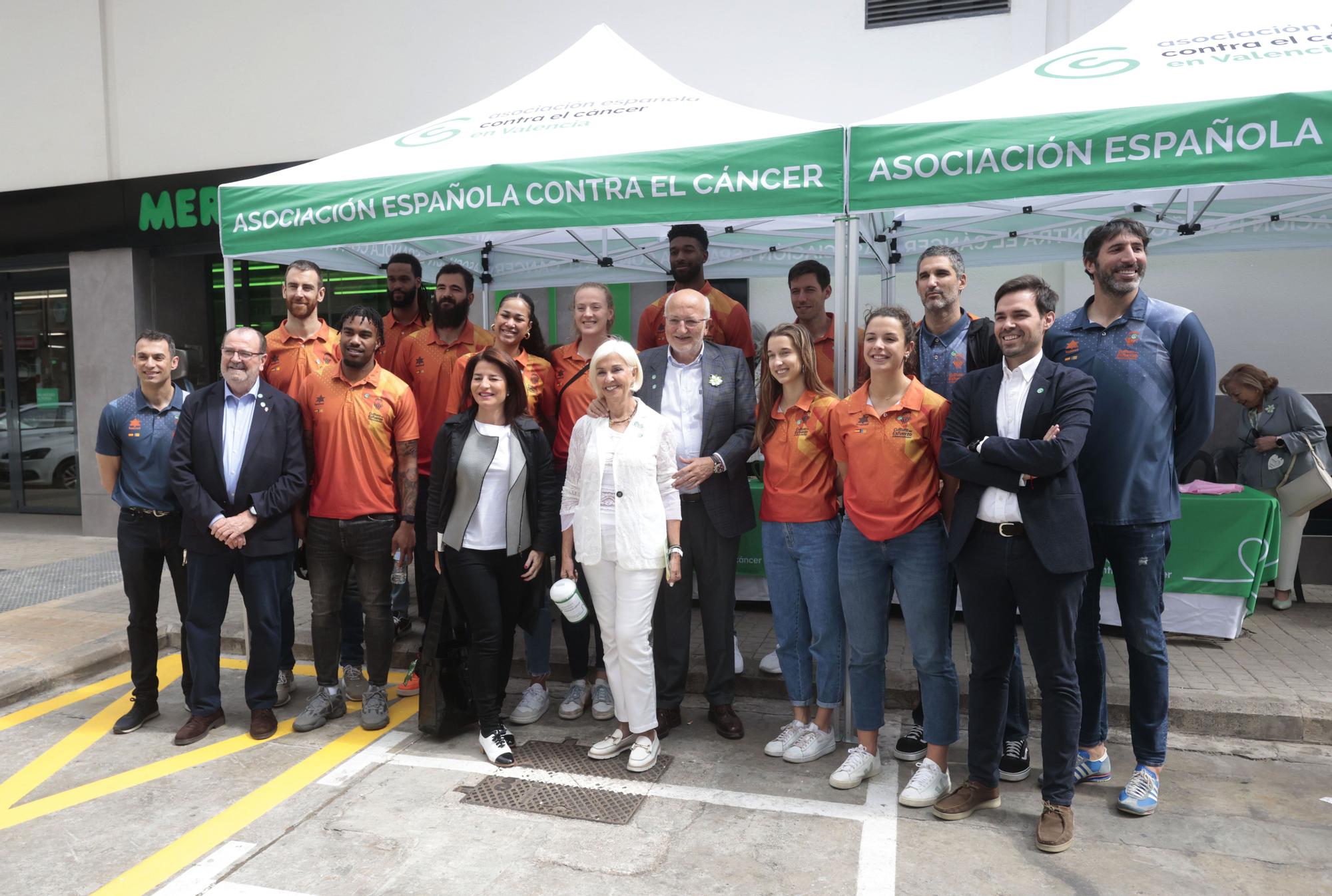 Mesa de cuestación contra el cáncer con Valencia Basket, Juan Roig y Hortensia Herrero