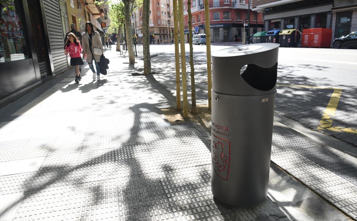 Desde 2023, prácticamente todas las papleras instaladas en la ciudad cuentan con un cenicero para depositar las colillas sin riesgo de incendio