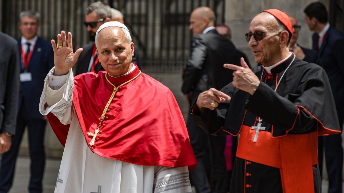 El papa Lleó XIV, amb la creu al pit, al costat de l’arquebisbe de Barcelona, Joan Josep Omella, en la seva arribada a l’homilia a la Catedral de la Santa Creu i Santa Eulàlia, aquest dimarts.
