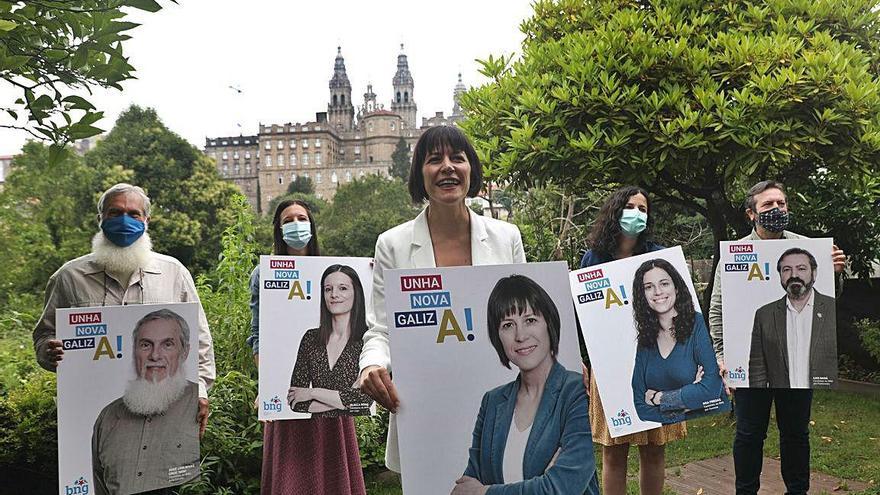 Pontón en el arranque de campaña del BNG, en Santiago, con los cabezas de candidatura provinciales.