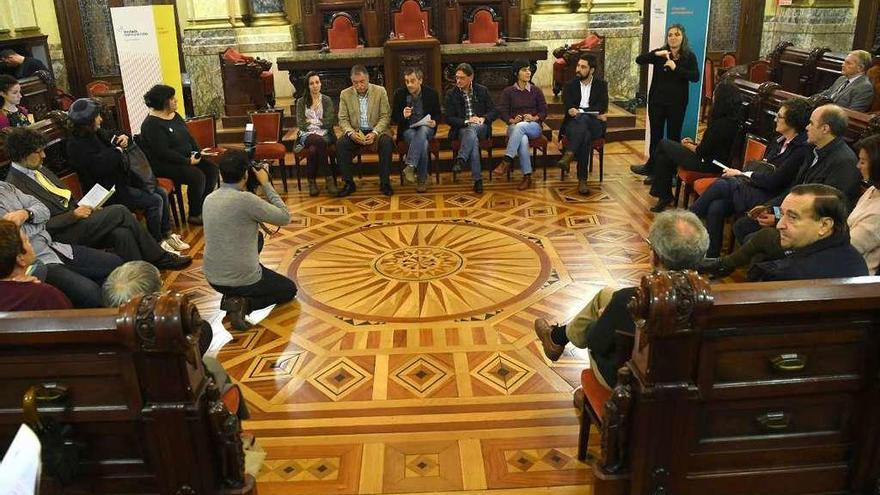 Asistentes al encuentro celebrado ayer en el salón de plenos del Ayuntamiento de A Coruña.