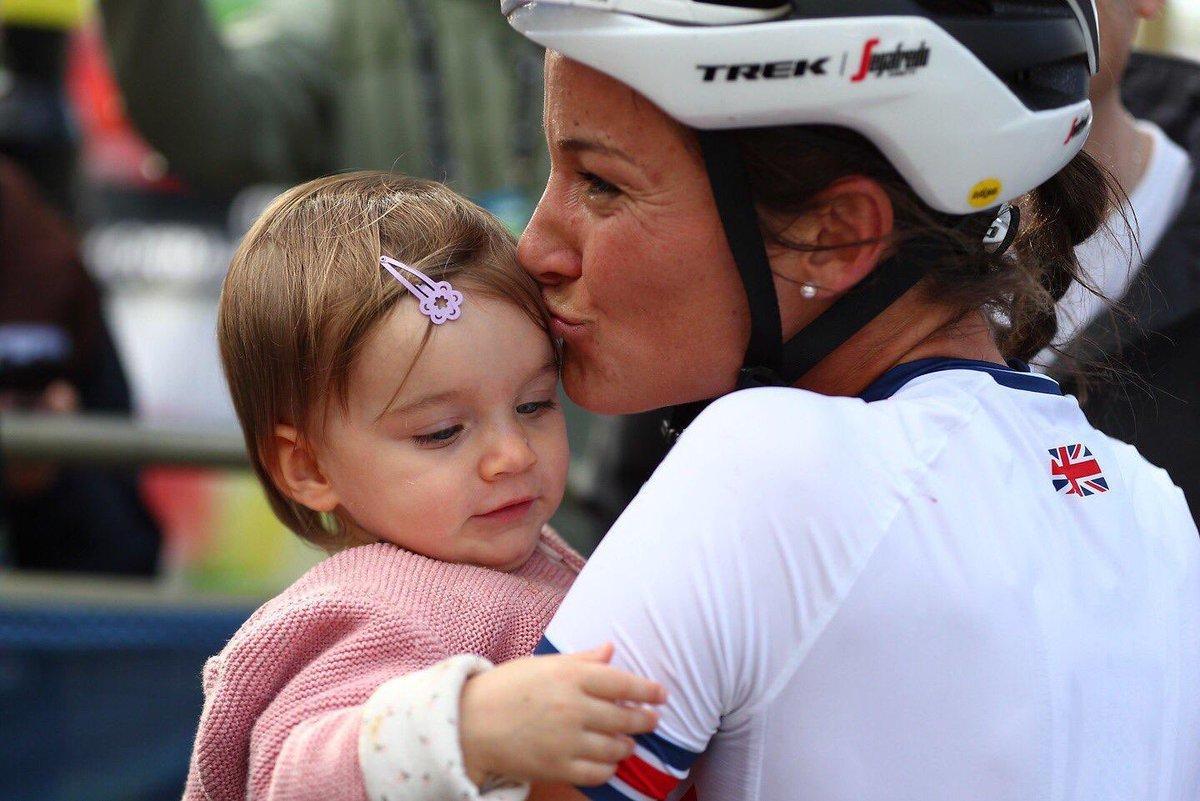 La ciclista Lizzie Deignan, con su hija. La ciclista Lizzie Deignan, con su hija.