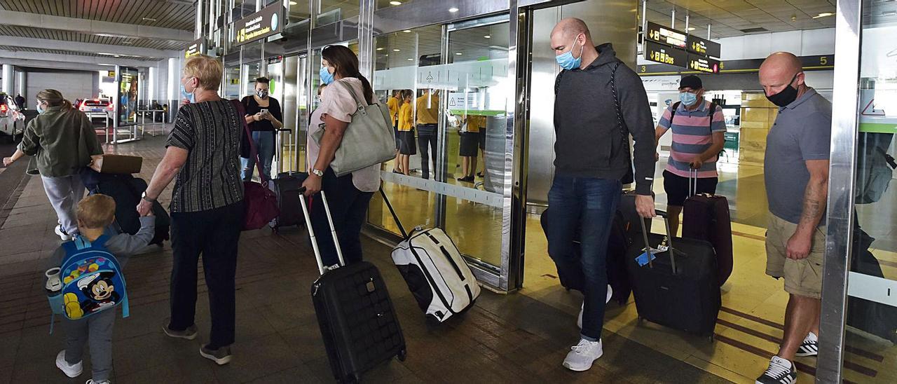 Turistas a su llegada al aeropuerto de Gran Canaria.