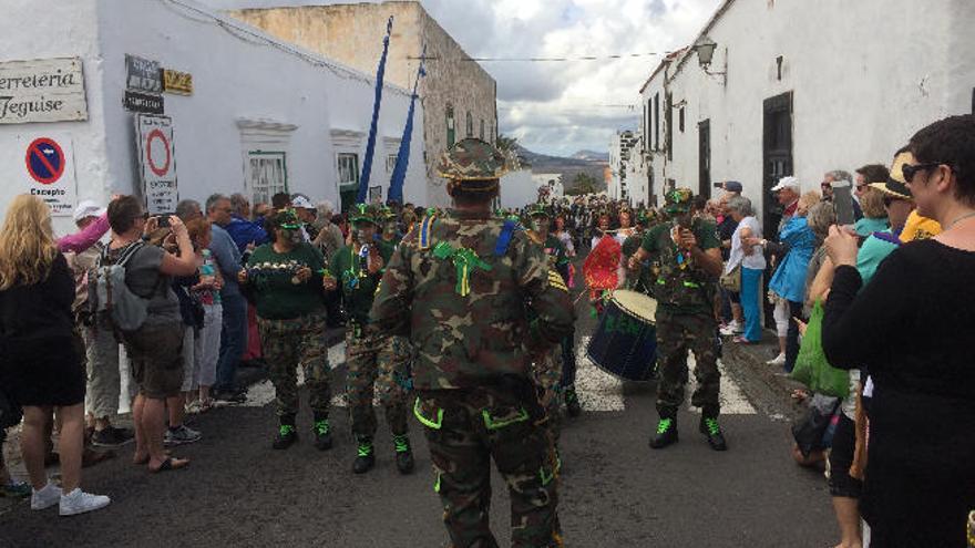 La batucada Bentchey, ayer, durante el desfile de grupos de Carnaval en La Villa de Teguise.