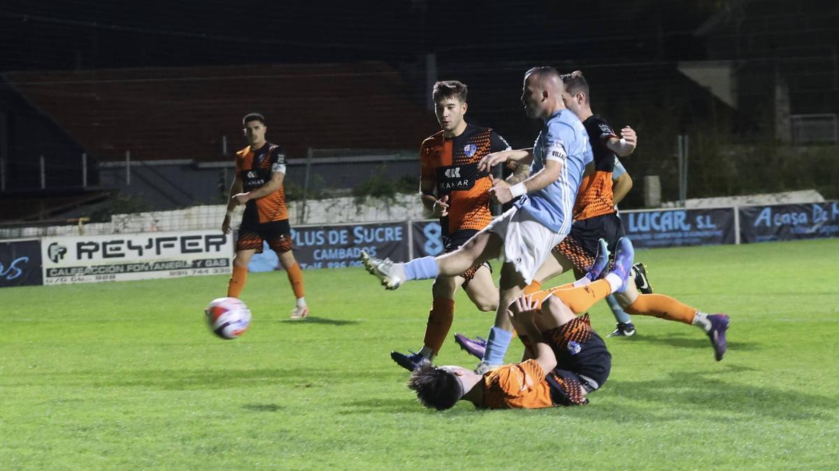 Héctor Méndez remata a portería en la acción del gol que le dio la victoria al Villalonga en el derbi.