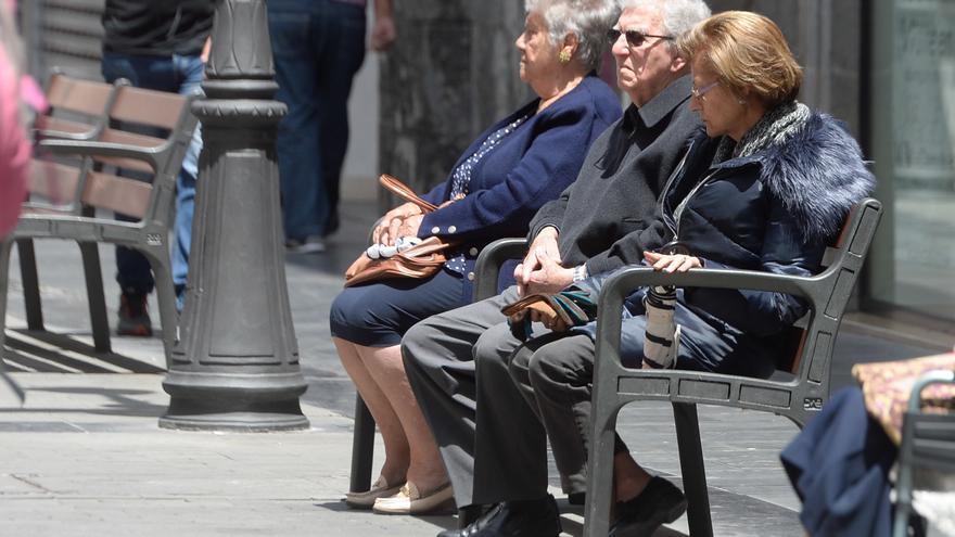 La brecha de género en las pensiones crece: ellas cobran 3.976 euros menos al año