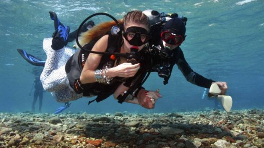 Fotos de moda bajo el Mar Rojo