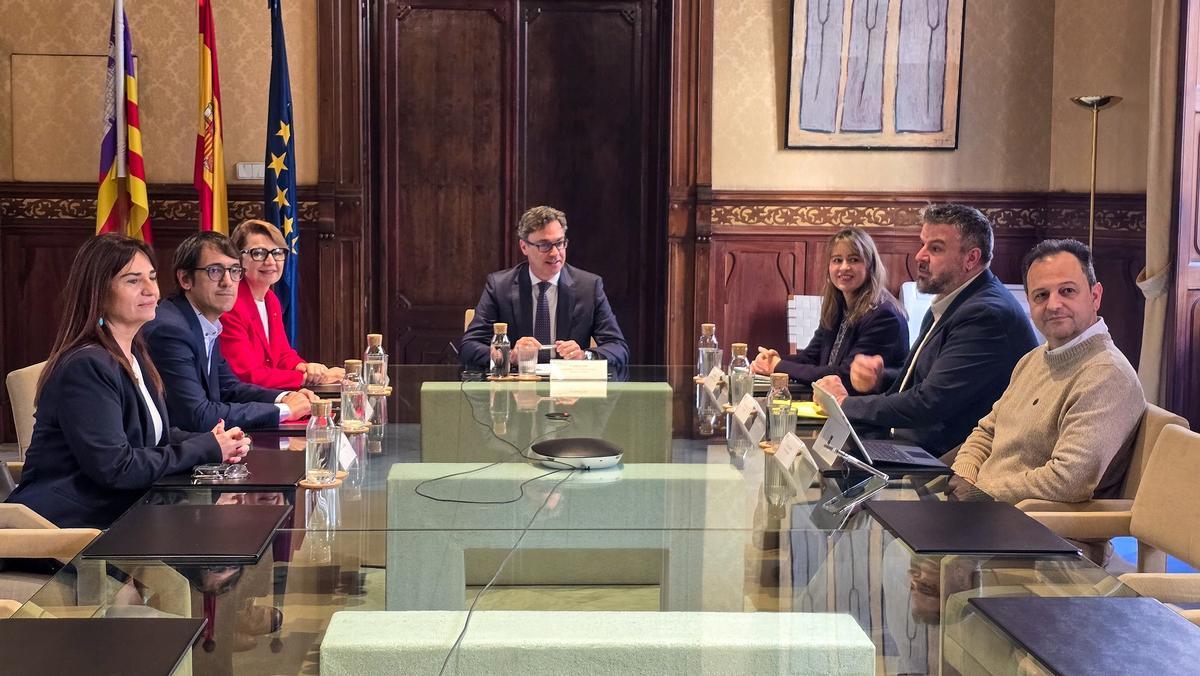 Los portavoces de los grupos parlamentarios, esta mañana en la reunión con el conseller.