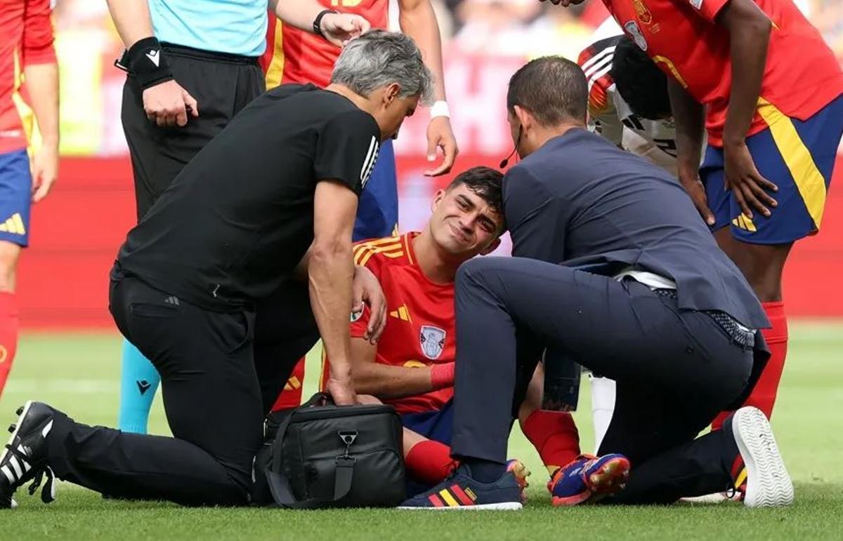 Pedri recibiendo asistencia médica durante el partido contra Alemania en la Eurocopa
