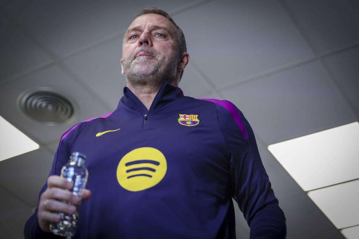 Hansi Flick sale de la sala de prensa tras hablar del Barça-Newcastle de este miércoles.