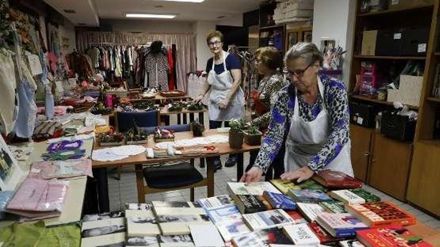 Tres mujeres que atienden el mercadillo en favor de Aspace.