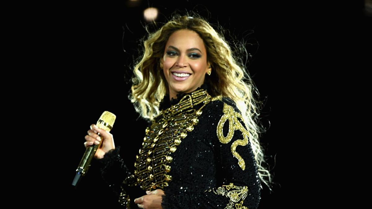 Beyoncé no se separó de su micrófono dorado