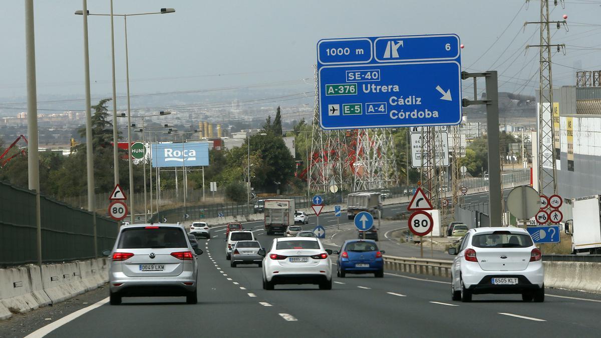 Varios vehículos circulan por una carretera española