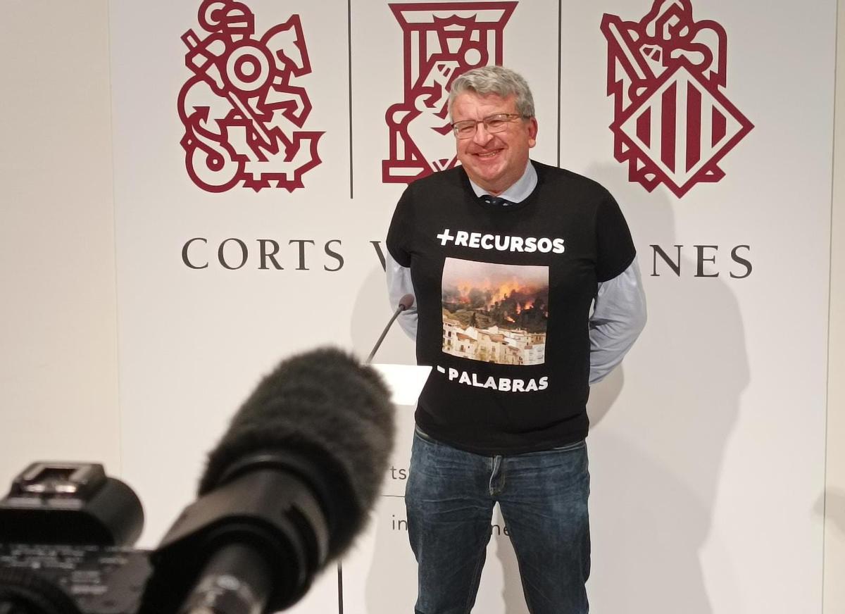 Llopis luce la camiseta de 'Más recursos, menos palabras' sobre los incendios.