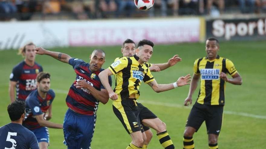 Jugadores del Portugalete rematando a puerta en la eliminatoria contra la Llagostera. // Cortesía de Deia