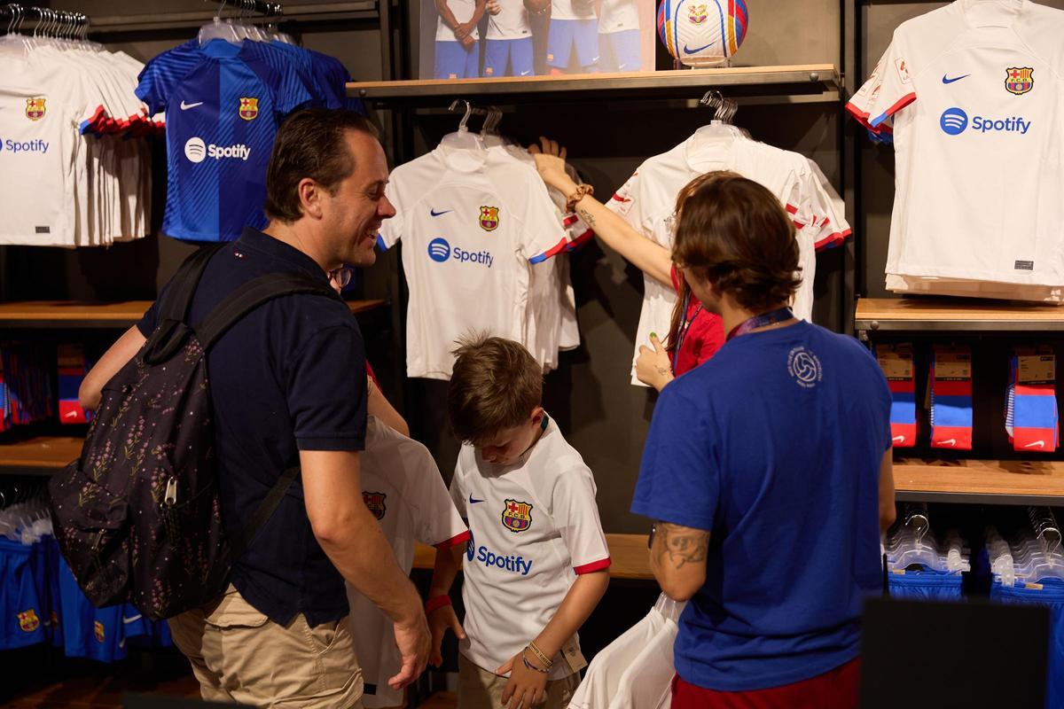 ¡Locura por la nueva camiseta blanca del Barça!