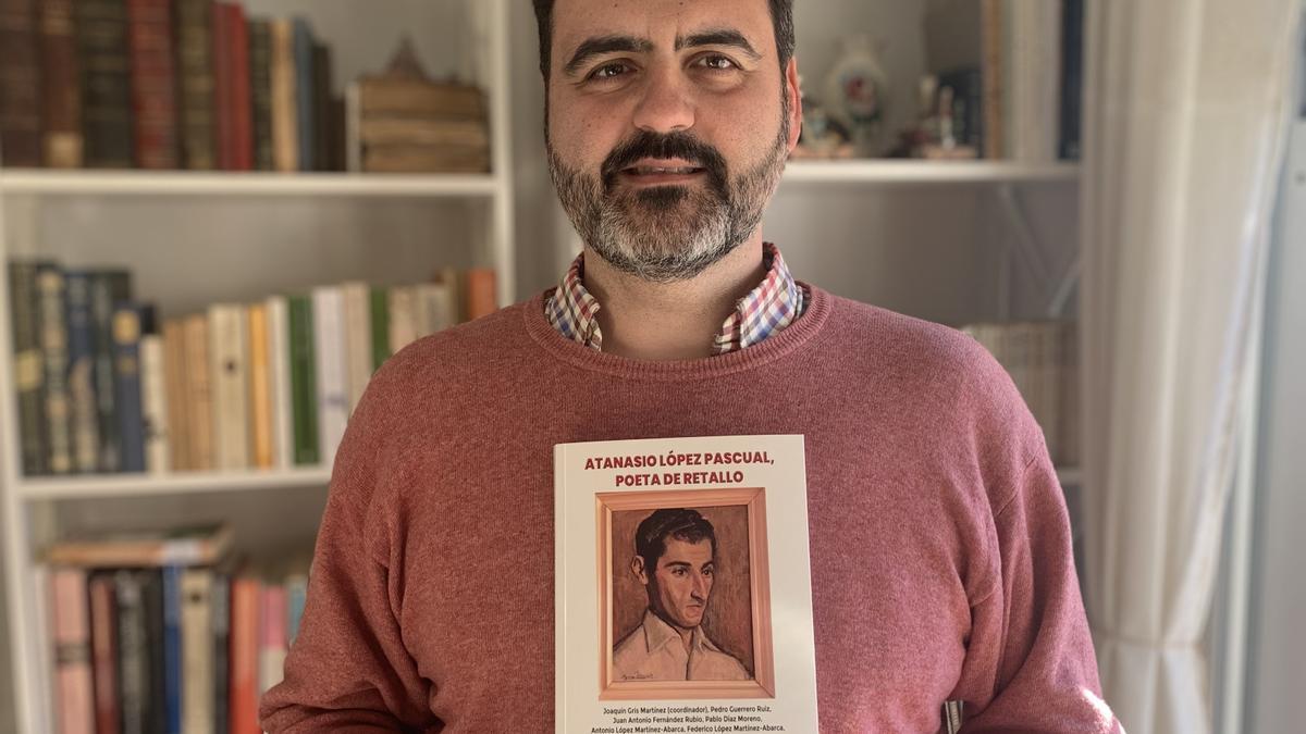 El doctor en literatura Juan Antonio Fernández Rubio con el libro del poeta Atanasio López Pascual.