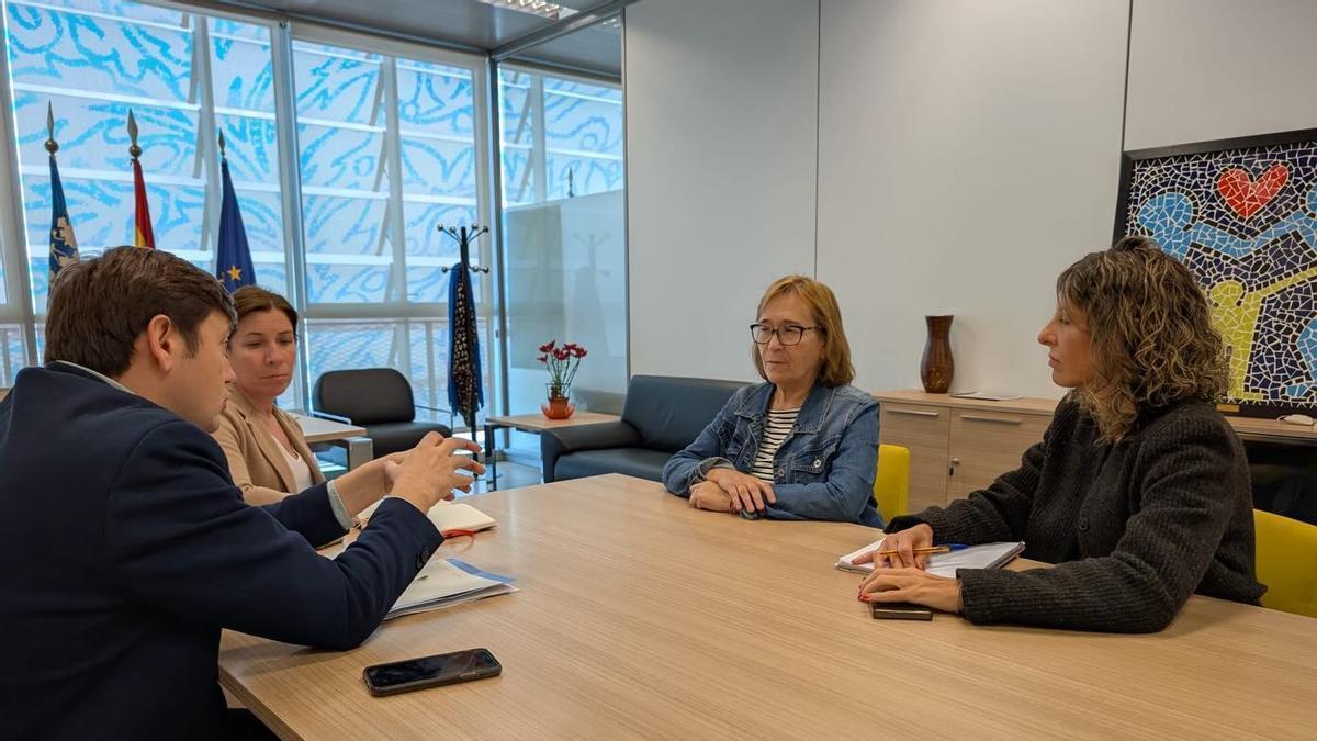 Reunión de la concejala de Servicios Sociales Fina Carreño, con el secretario autonómico de Servicios Sociales Ignacio Grande, y la secretaria autonómica de del Sistema Sociosanitario Rosa Ferrando.