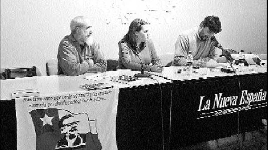 De izquierda a derecha, Javier Arjona, Vanesa Santos y Mario Amorós, en la conferencia posterior al documental.