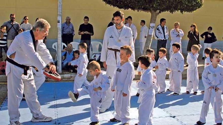 Un niño demuestra sus conocimientos en artes marciales.