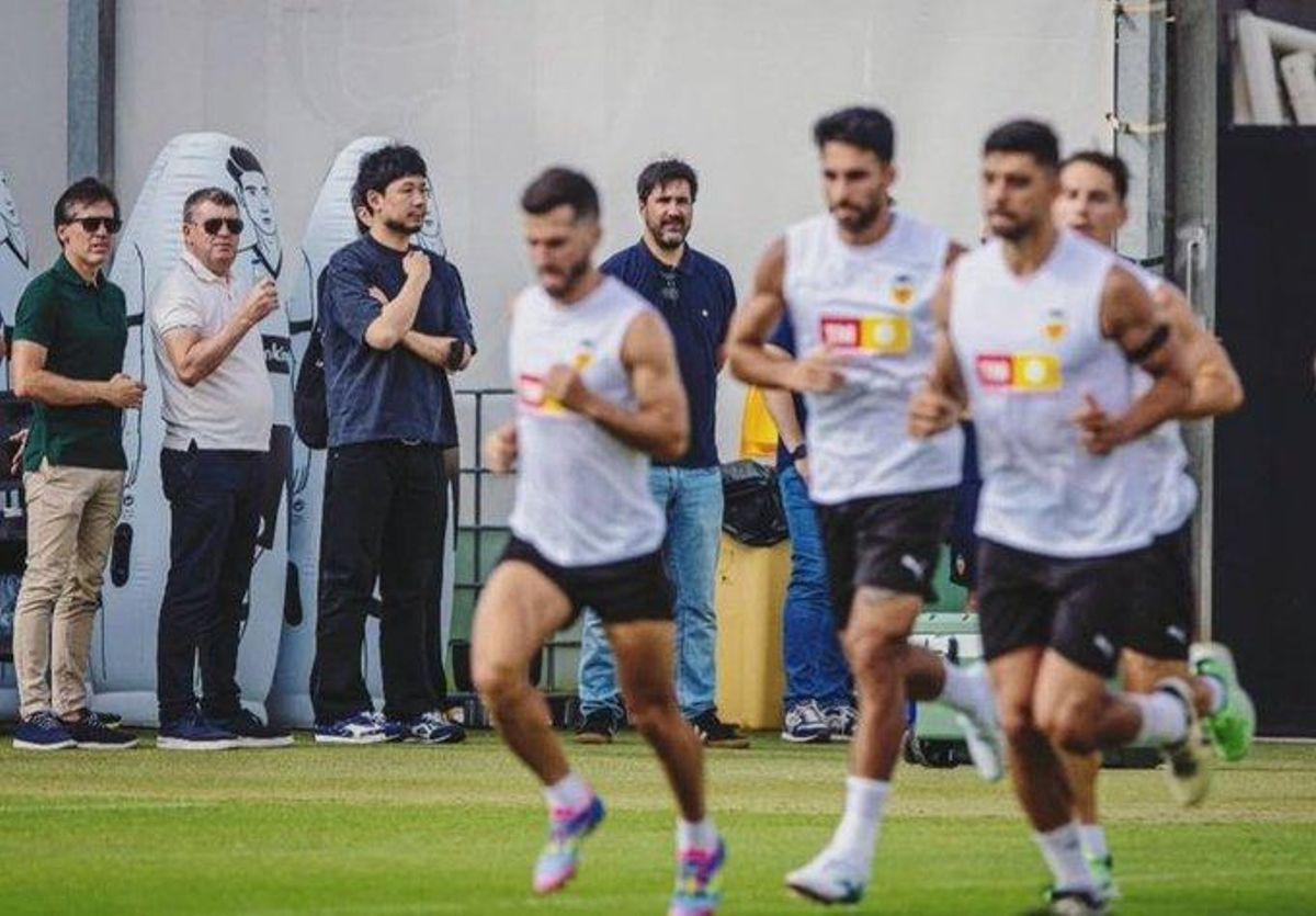 Kiat Lim, en el entrenamiento del Valencia junto a Corona, Gourlay y Solís