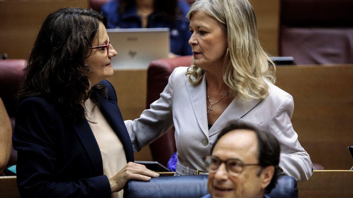 Mónica Oltra y Gabriela Bravo se saludan durante un pleno de las Corts.