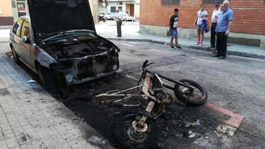 Un ciclomotor se incendia en Delicias afectando a otro vehículo