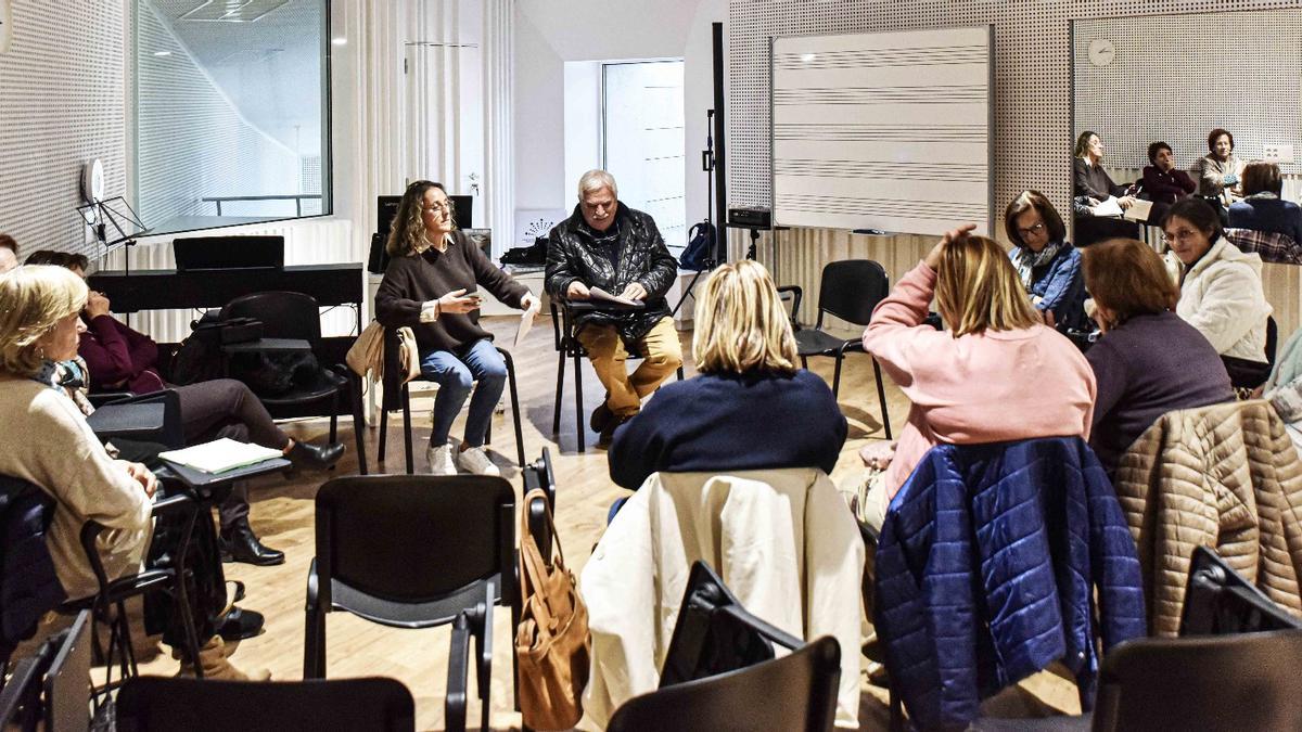 La charla con el autor Antonio Italiani en torno al libro «La culpa de ser mujer», en el club de lectura «Café con libro».