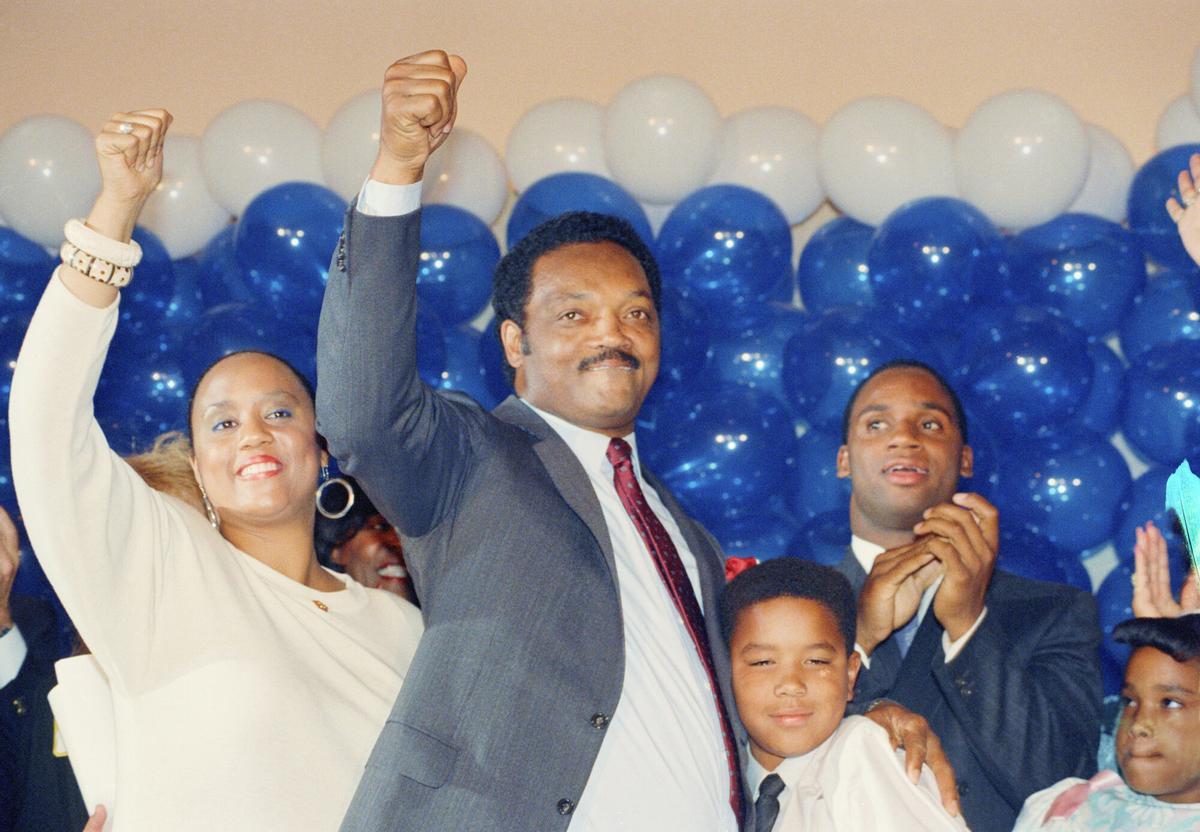 Jesse Jackson se reúne con su hija, Santita, y su hijo Jonathan, a la extrema derecha, y un joven no identificado en el Hotel Hilton de Los Ángeles, el 8 de junio de 1988, después de caer derrotado ante el gobernador de Massachusetts, Michael Dukakis, en las primarias demócratas de California.