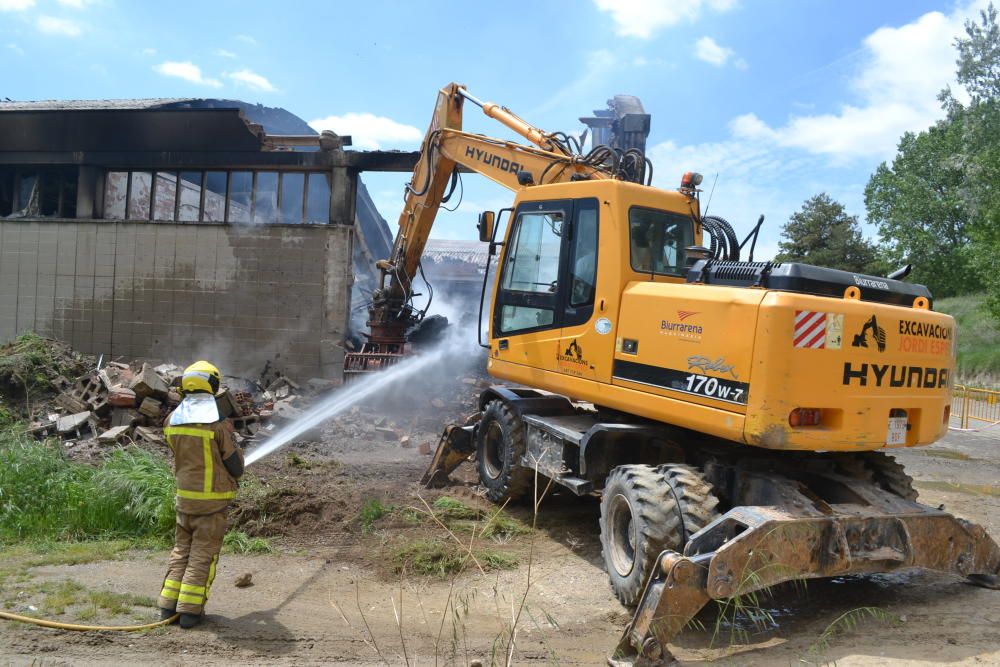 S'incendia una nau de la fàbrica tèxtil Fibresa d'Avià