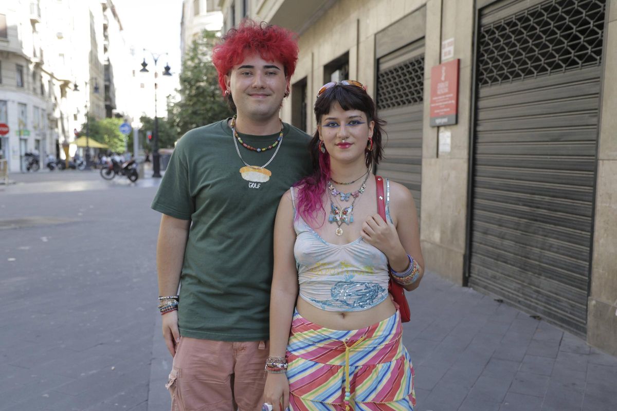 Alba y David (22 años) están cansados de averías, reparaciones y problemas técnicos en los pisos en los que han vivido en València