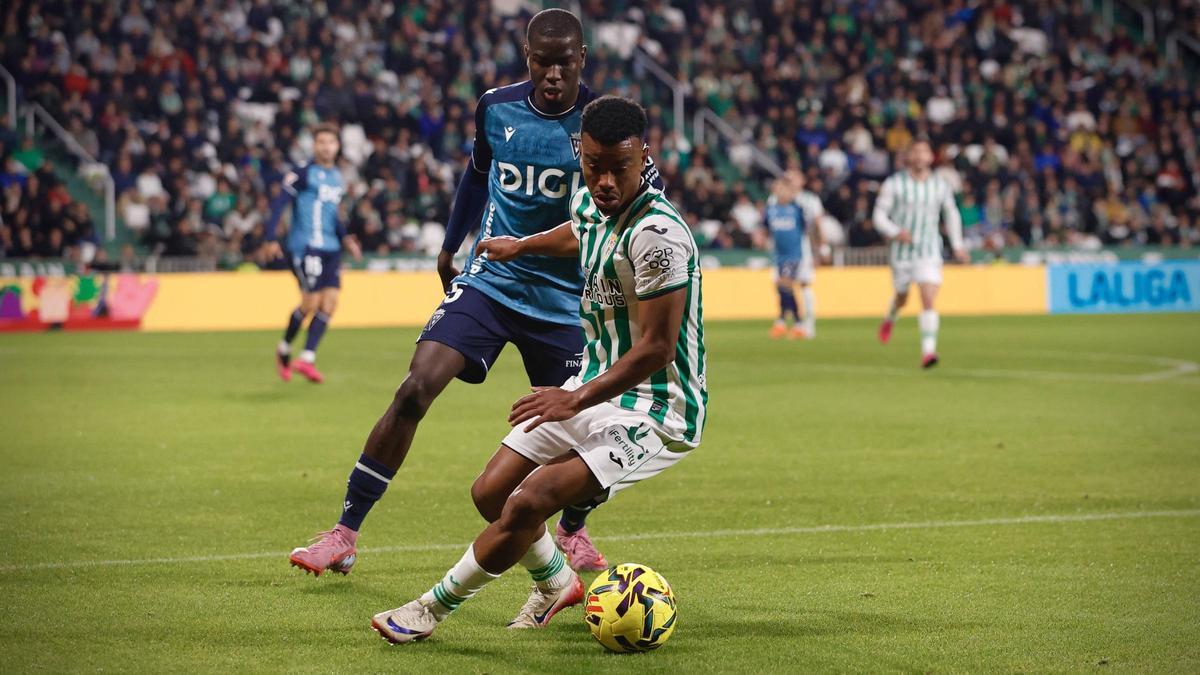 Dalisson de Almeida protege el balón ante Diakité, en el Córdoba CF-Cádiz CF del pasado domingo en El Arcángel.