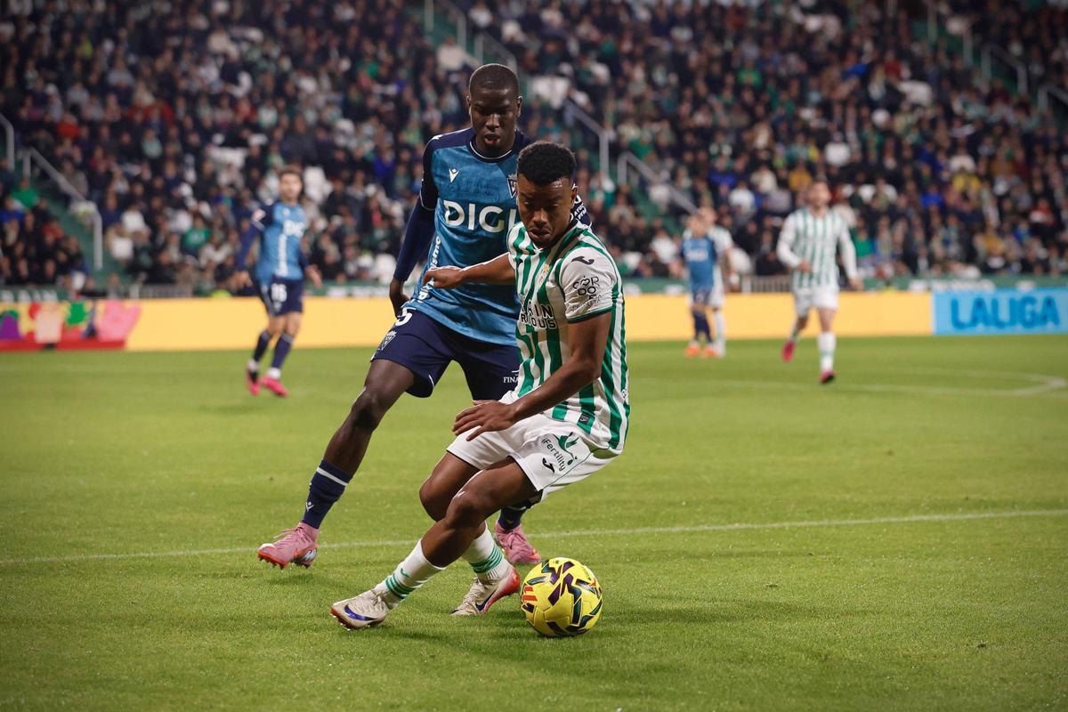 Dalisson de Almeida protege el balón ante Diakité, en el Córdoba CF-Cádiz CF del pasado domingo en El Arcángel.