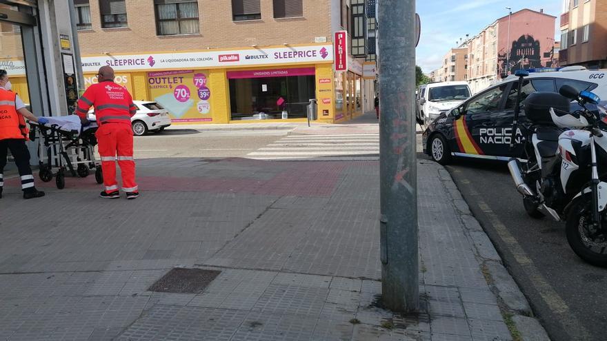 Un carnicero de Zamora sufre un accidente laboral al clavarse un cuchillo en la mano