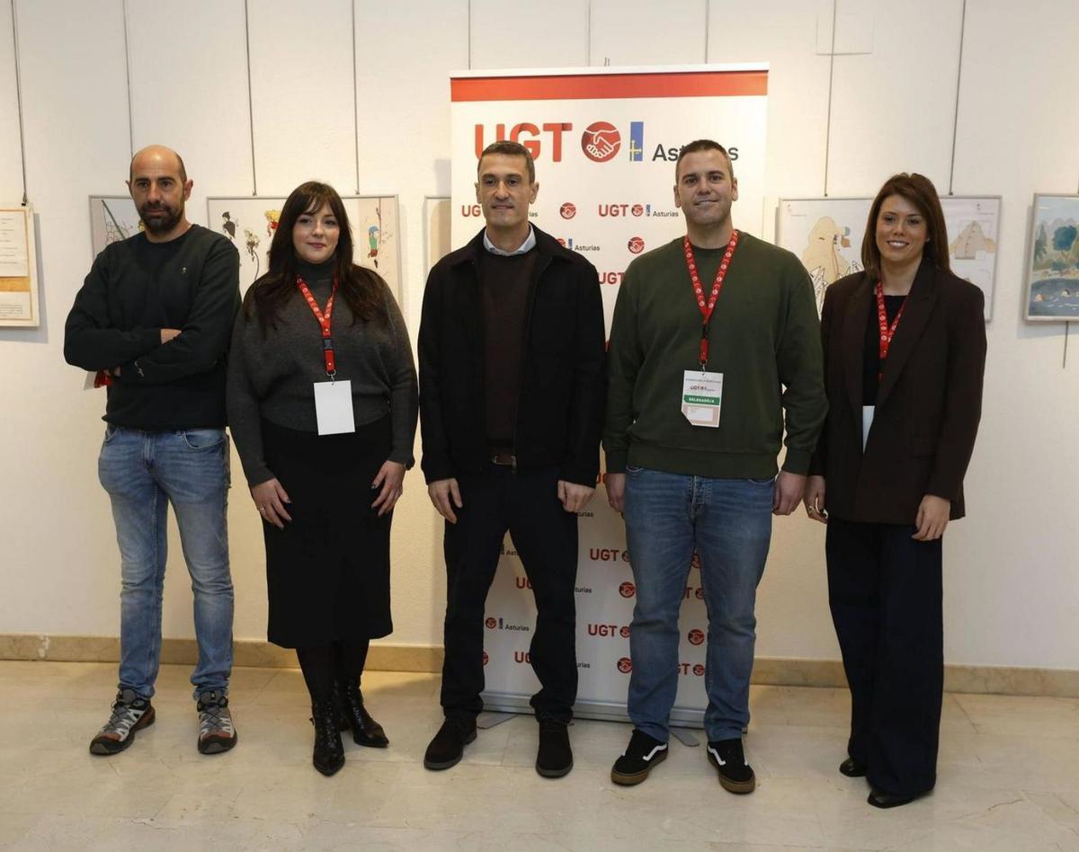 La nueva ejecutiva comarcal de UGT en Avilés, presidida por Javier Quirós, en el centro de la imagen.  | LUISMA MURIAS