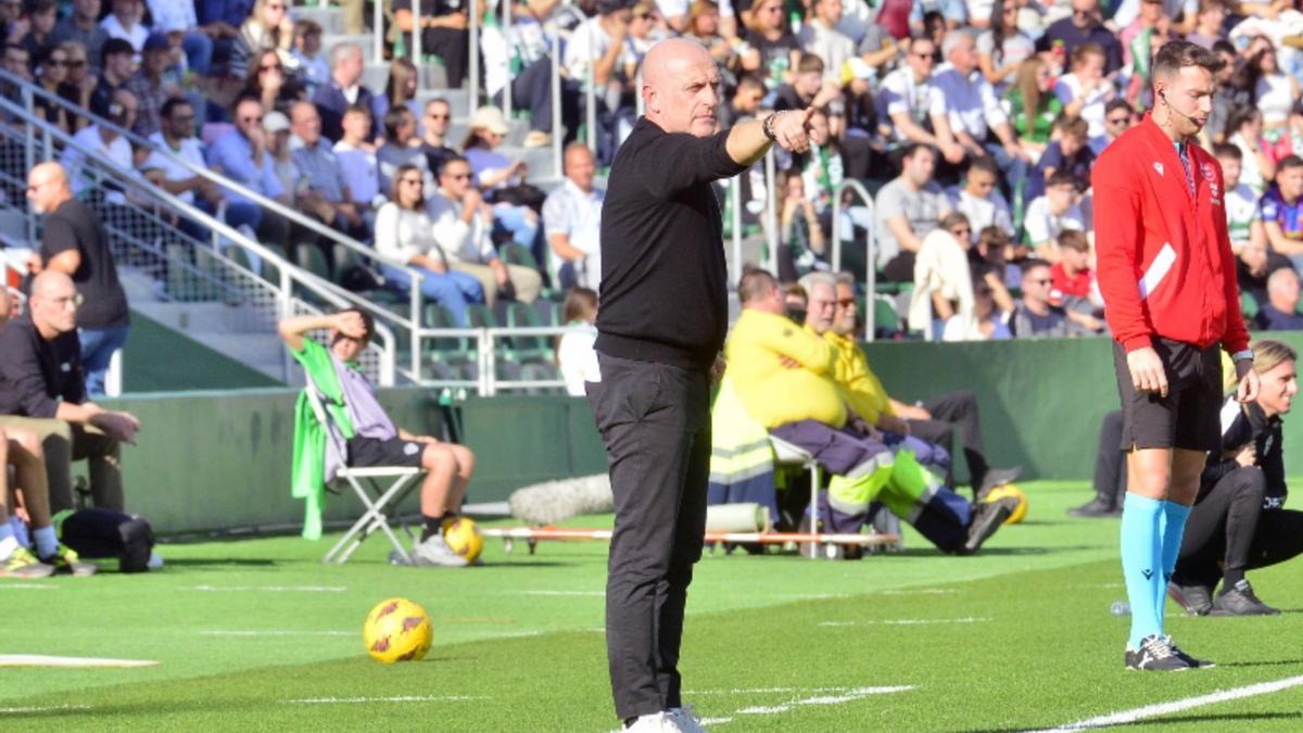 Julián Calero, dando instrucciones en la banda