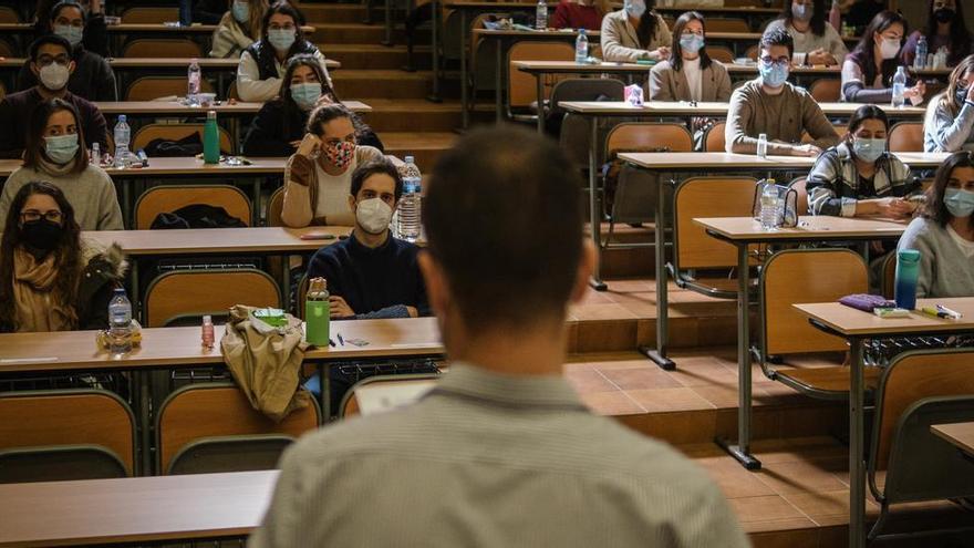 Un profesor imparte clases en un aula.