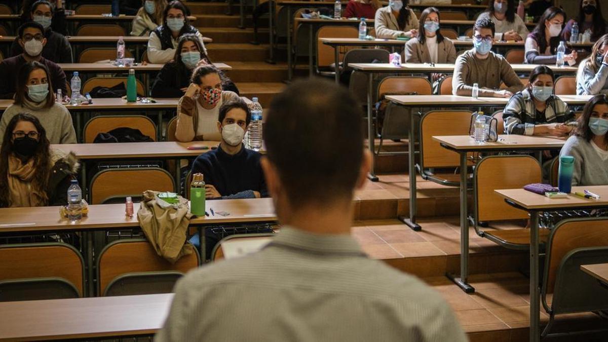 Un profesor imparte clases en la Universidad de La Laguna.