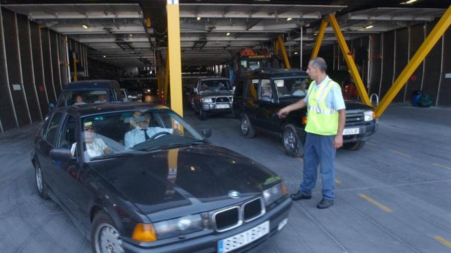 Vehículos abandonando el Milenium Dos tras su primer viaje en 2004.