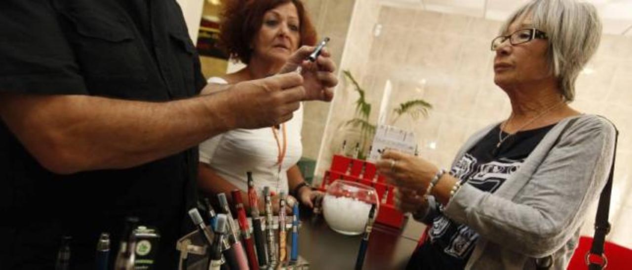 En Alicante proliferan las tiendas de cigarrillos electrónicos.