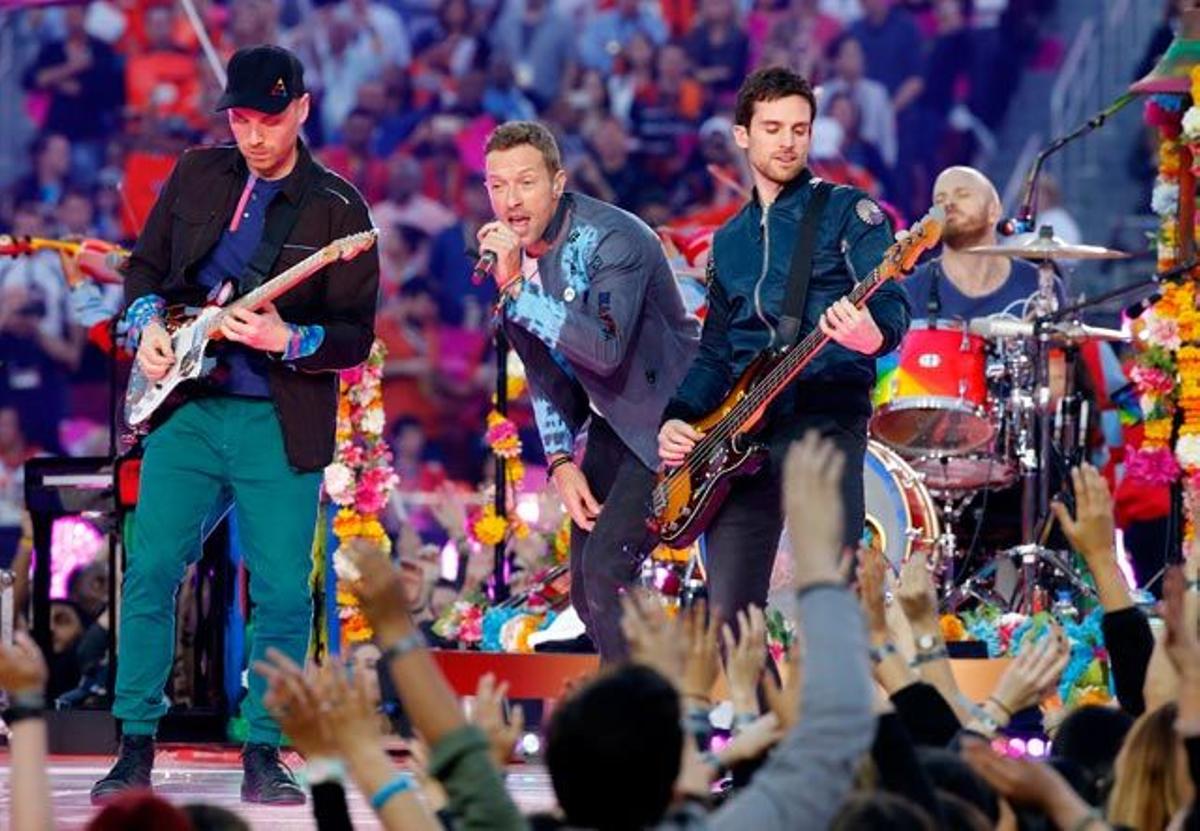 Coldplay, durante su actuación en el descanso de la Super Bowl.