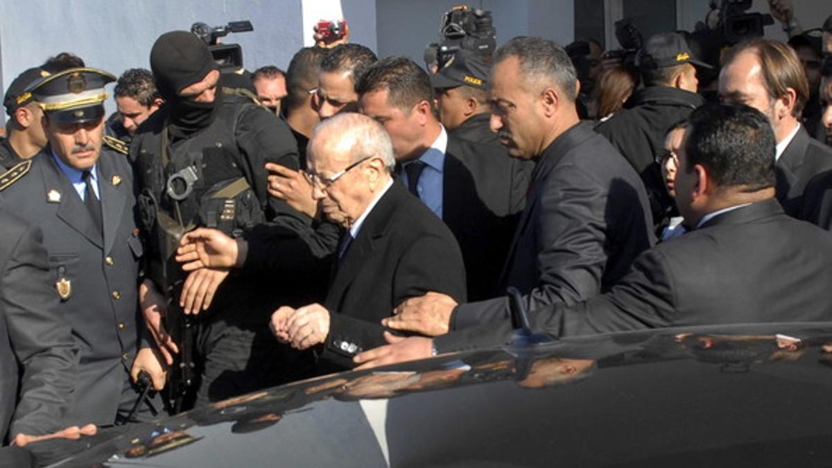 El presidente de Túnez, Béji Caïd Esebsi (centro), sale del hospital Charles Nicol tras visitar a heridos en el atentado del Museo del Bardo.