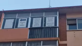 Un vecino de Zaragoza pone su licencia de obras gigante en plena fachada: "A ver si quita este cartel"