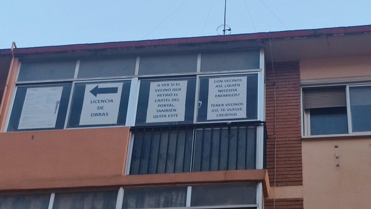 Los cuatro carteles, en un edificio de Zaragoza.