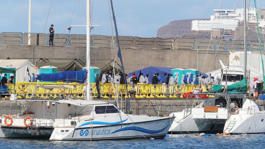 Migrantes recién llegados al puerto de Arguineguín.