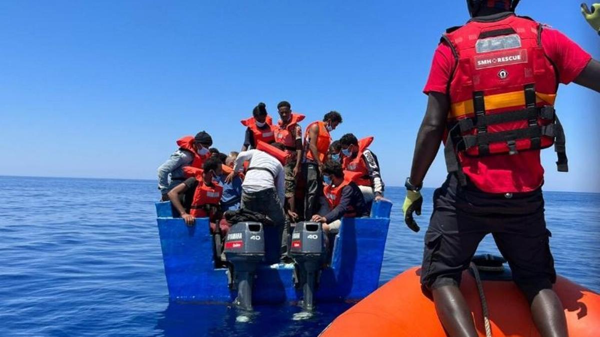 Uno de los rescates llevados a cabo por el barco Aita Mari en junio