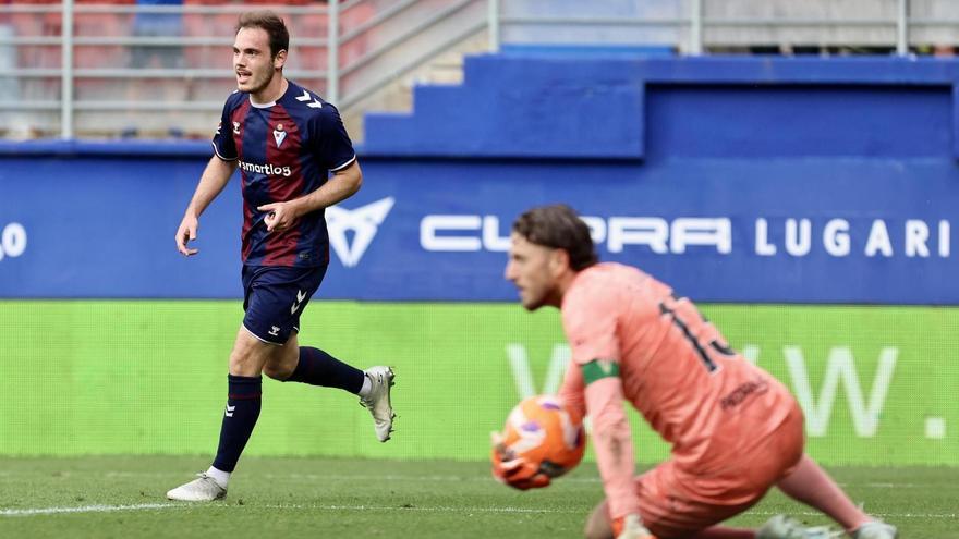 Jon Bautista celebra uno de sus goles ante el Córdoba CF en Ipurúa, junto a Carlos Marín.