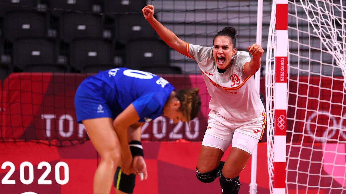 Alejandra Rodríguez celebrando un gol.